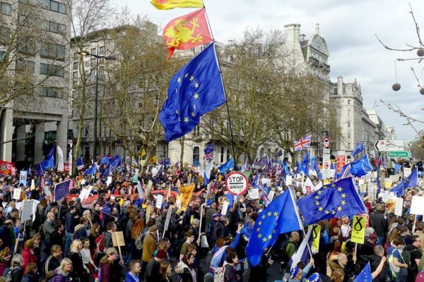 Britai reikalauja atšaukti „Brexitą“