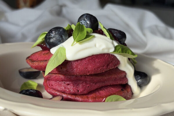 Avižiniai blynai su burokėlių džemu