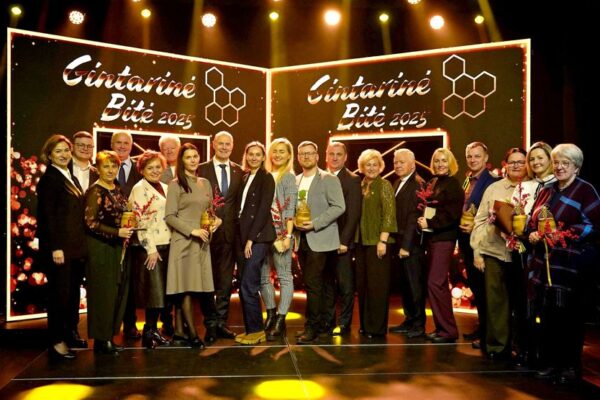 Vakaras, kai skambėjo padėkos: įteiktos „Gintarinės Bitės 2025“
