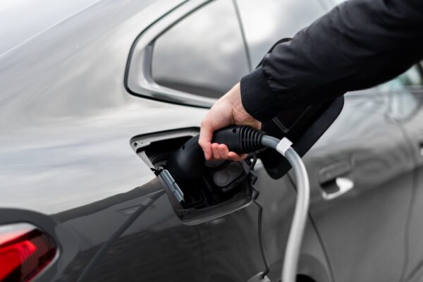 Elektromobilių infrastruktūra ima panašėti į tradicines degalines