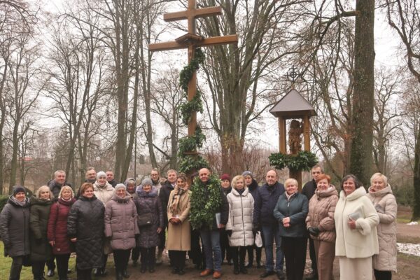 Pajevonio kalnelį papuošė atstatytas karavyko kryžius ir koplytstulpis