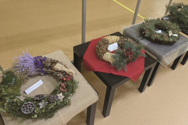 Piname vainiką, degame žvakelę