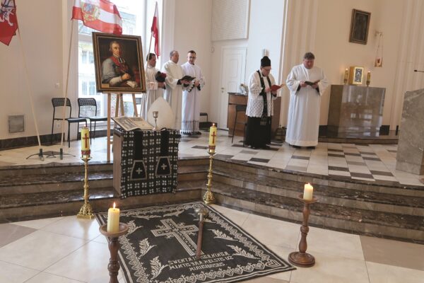 Alvito bažnyčiai padovanojo vyskupo portreto kopiją