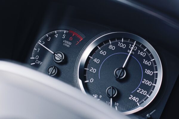 Net ir apynaujai automobiliai nėra apsaugoti nuo ridos klastojimo: 2020-ųjų modeliai vidutiniškai „atjauninami“ daugiau nei 100 tūkst. kilometrų