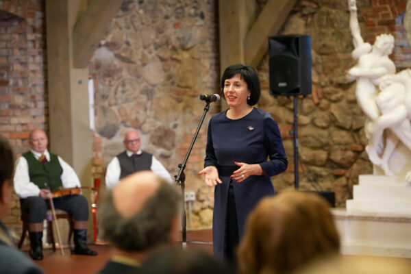 Užutrakyje vainikuoti geriausi tautodailininkai: Kultūros ministrė pabrėžė gyvosios tradicijos svarbą