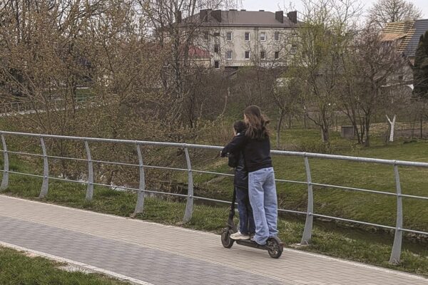 Gyventojai pasigenda griežtesnės paspirtukų vairuotojų kontrolės