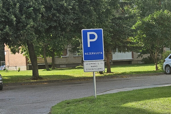 Ženklo nepaisantys vairuotojai baudžiami