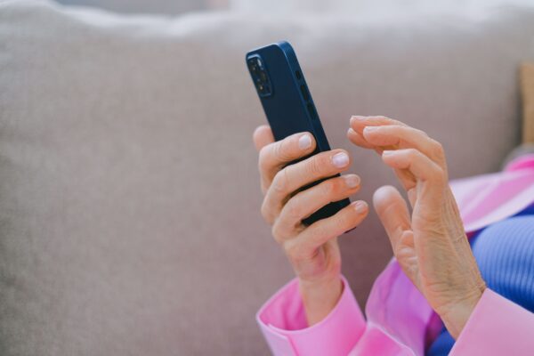 Vien pokalbio apie sukčius gali nepakakti: beveik kas trečias mano, kad tėvai gali apsigauti